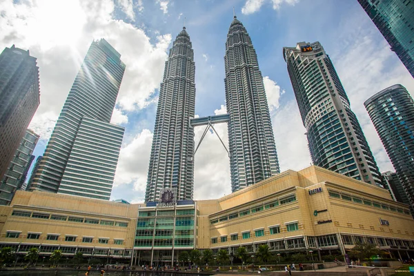 Petronas İkiz Kuleleri, Kuala Lumpur 'un simgesi ve simgesi, KLCC olarak da bilinen İkiz Kuleler Malezya' nın en yüksek binasıdır. 