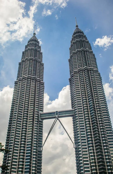 Petronas İkiz Kuleleri, Kuala Lumpur 'un simgesi ve simgesi, KLCC olarak da bilinen İkiz Kuleler Malezya' nın en yüksek binasıdır. 