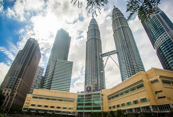Petronas İkiz Kuleleri, Kuala Lumpur 'un simgesi ve simgesi, KLCC olarak da bilinen İkiz Kuleler Malezya' nın en yüksek binasıdır. 