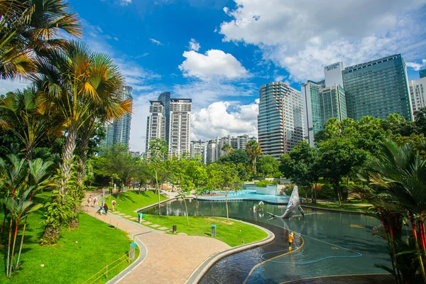 Malezya 'nın Kuala Lumpur şehrindeki KLCC Parkı. Kamu alanının yanı sıra turizm de dinlenme yeridir.