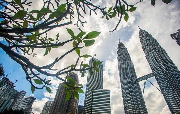 Petronas İkiz Kuleleri, Kuala Lumpur 'un simgesi ve simgesi, KLCC olarak da bilinen İkiz Kuleler Malezya' nın en yüksek binasıdır. 