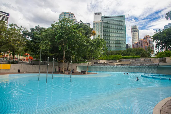 Malezya 'nın Kuala Lumpur şehrindeki KLCC Parkı. Kamu alanının yanı sıra turizm de dinlenme yeridir.