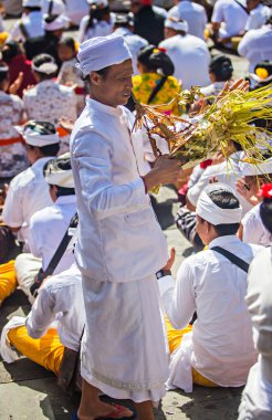 Bali halkı, Galungan ve Kuningan döneminde Tiran Boş Tapınağı 'nda dua ve ayinler düzenliyor.