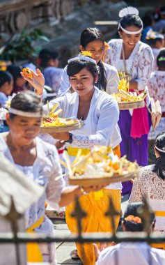 Bali halkı, Galungan ve Kuningan döneminde Tiran Boş Tapınağı 'nda dua ve ayinler düzenliyor.