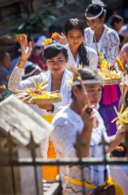 Bali halkı, Galungan ve Kuningan döneminde Tiran Boş Tapınağı 'nda dua ve ayinler düzenliyor.