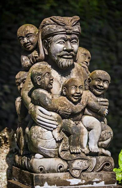 Hindu tapınağında taşa oyulmuş geleneksel iblis muhafızlar, Pura Tirta Empul, Bali, Endonezya