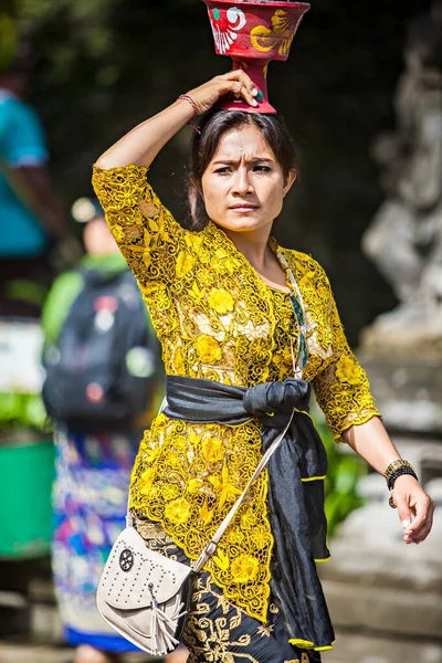 Balinese Woman Traditional Clothes Galungan Kuningan Ceremony Tirta Empul Temple — Stock Photo, Image