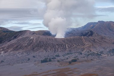 Kalderasından çıkan dumanla Bromo Dağı. Doğal detayları görebilmek için yakın plan çekilmiş. Bromo Tengger Semeru bölgesi Doğu Java, Endonezya 'da popüler bir turizm merkezidir..