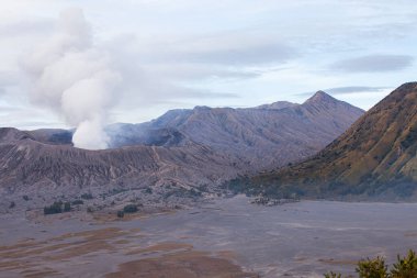 Kalderasından çıkan dumanla Bromo Dağı. Doğal detayları görebilmek için yakın plan çekilmiş. Bromo Tengger Semeru bölgesi Doğu Java, Endonezya 'da popüler bir turizm merkezidir..