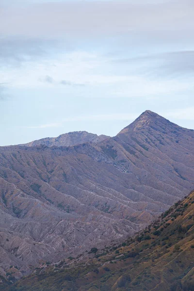Bromo dağ kompleksinde Batok Dağı ve Widodaren Dağı. Yakından çekilmiş bir fotoğraf. Bromo Tengger Semeru bölgesi Doğu Java, Malang, Probolinggo, Endonezya 'da popüler bir turizm merkezidir..