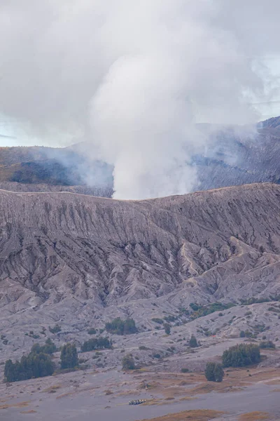 Kalderasından çıkan dumanla Bromo Dağı. Doğal detayları görebilmek için yakın plan çekilmiş. Bromo Tengger Semeru bölgesi Doğu Java, Endonezya 'da popüler bir turizm merkezidir..