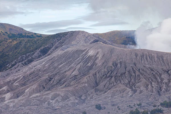 Kalderasından çıkan dumanla Bromo Dağı. Doğal detayları görebilmek için yakın plan çekilmiş. Bromo Tengger Semeru bölgesi Doğu Java, Endonezya 'da popüler bir turizm merkezidir..