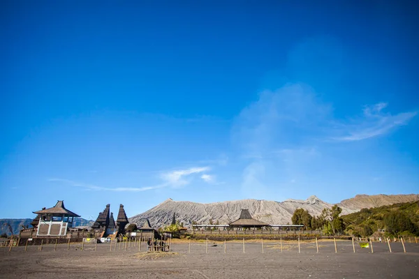 Luhur Ponten Tapınağı, Bromo Dağı 'nın altında bulunan Hindular için ibadet yeri. Bromo Dağı, Endonezya 'nın Doğu Java bölgesinde yer alan ünlü bir turizm alanıdır..