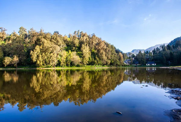 Semeru Dağı eteğindeki Ranu Pani gölünün güzelliği, Endonezya 'nın Lumajang Regency kentindeki Semeru Dağı' na tırmanmanın başlangıç noktasıdır. Bromo Tengger Ulusal Parkı 'nın bir parçası..