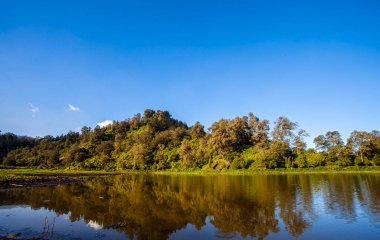 Semeru Dağı eteğindeki Ranu Pani gölünün güzelliği, Endonezya 'nın Lumajang Regency kentindeki Semeru Dağı' na tırmanmanın başlangıç noktasıdır. Bromo Tengger Ulusal Parkı 'nın bir parçası..