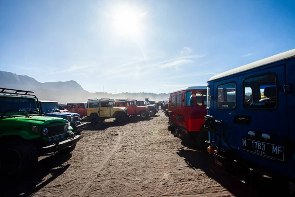 Bromo Tengger Semeru Ulusal Parkı bölgesinde turistler tarafından kullanılan cipler. Bromo Tengger Semeru, Doğu Cava 'da popüler bir turizm merkezi..