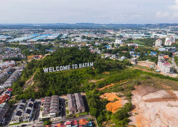 Batam 'a hoş geldiniz. Riau Adaları' ndaki Batam şehrini ziyaret eden turistleri ağırlamak için bir dönüm noktası. Batam Endonezya 'da bir serbest ticaret alanıdır..