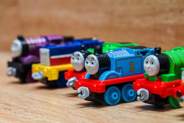 Thomas the Tank Engine oyuncağı ve arkadaşları, Rahip Wilbert Awdry 'nin çocuk kitaplarından esinlenilmiştir. Televizyon animasyon dizisindeki figürler.