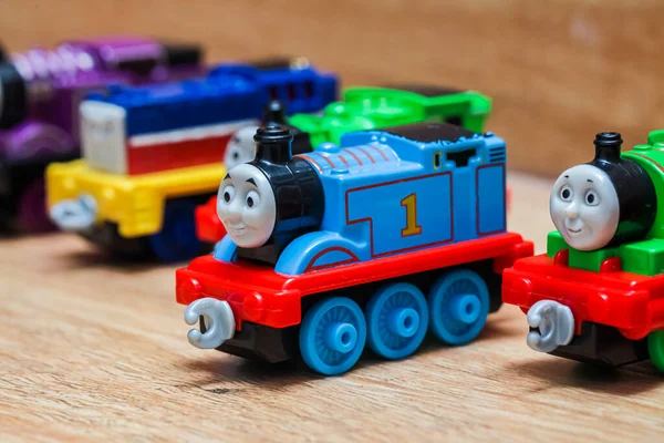Thomas the Tank Engine oyuncağı ve arkadaşları, Rahip Wilbert Awdry 'nin çocuk kitaplarından esinlenilmiştir. Televizyon animasyon dizisindeki figürler.