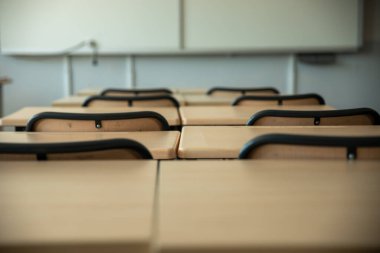 Arka planda sınıf yok, öğrenci ya da öğretmen yok. Modern sınıf ortamı. Yüksek kalite fotoğraf