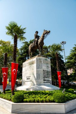 Bursa, Türkiye 17 Eylül 2022: Türk devletinin kurucusu Bursa 'daki ünlü Mustafa Kemal Atatürk heykeli. Yüksek kalite fotoğraf