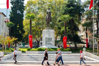 Bursa, Türkiye 17 Eylül 2022: Türk devletinin kurucusu Bursa 'daki ünlü Mustafa Kemal Atatürk heykeli. Yüksek kalite fotoğraf