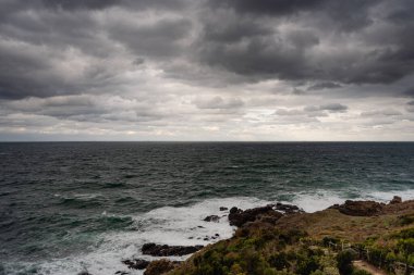 Fırtınadan önce denizden gelen dramatik bulutlar, sahili görmek, yazışma alanı. Yüksek kalite fotoğraf