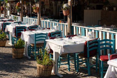 Ayvalik, Türkiye - 19 Temmuz 2022: Ayvalik 'te Cunda Adası' nda sokak manzarası. İnsanların dışarıda eğlendiği yerler. Yüksek kalite fotoğraf