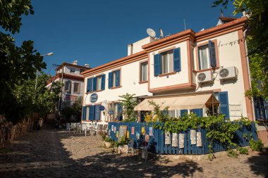 Ayvalik, Türkiye - 19 Temmuz 2022: Ayvalik 'te Cunda Adası' nda sokak manzarası. Ayvalik, Ege Denizi kıyısında eski bir kasabadır. Tarihi sokaklar. Yüksek kalite fotoğraf