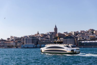 İstanbul-Türkiye - 16 Ağustos 2021: İstanbul tarihi galata kulesinde deniz taşımacılığı sağlayan belediye gemileri. Yüksek kalite fotoğraf