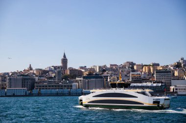 İstanbul-Türkiye - 16 Ağustos 2021: İstanbul tarihi galata kulesinde deniz taşımacılığı sağlayan belediye gemileri. Yüksek kalite fotoğraf
