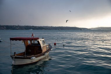 Güneş doğarken boğazda balıkçı teknesi, denizcilik konsepti. Yüksek kalite fotoğraf