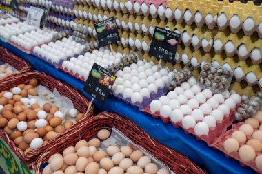 Bursa, Türkiye, 22 Mayıs 2022: Kağıt pakette yumurtalar, pazarda satılık taze tavuk yumurtaları, meyve ve sebze pazarı. Yüksek kalite fotoğraf
