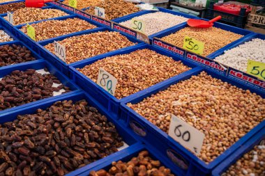 Bursa, Türkiye 22 Mayıs 2022: Yerel açık hava gıda pazarında kurutulmuş meyve ve fındık, hijyenik olmayan açık hava gıda pazarları. Yüksek kalite fotoğraf