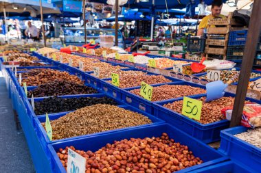  Bursa, Türkiye 22 Mayıs 2022: Yerel açık hava gıda pazarında kurutulmuş meyve ve fındık, hijyenik olmayan açık hava gıda pazarları. Yüksek kalite fotoğraf