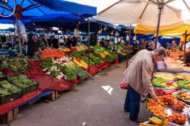 Bursa, Türkiye 22 Mayıs 2022: Çiftçi pazarında taze organik meyveler, pazarda meyve ve sebze alışverişi yapan insanlar. Yüksek kalite fotoğraf