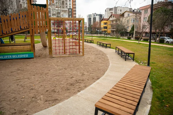 Şehirdeki çocuk parkı, kumlu oyun parkı, ahşaptan yapılmış modern oyun parkı. Yüksek kalite fotoğraf