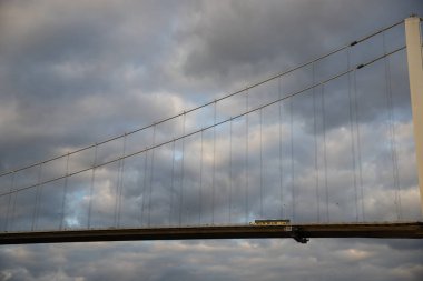 Dramatik bulutlu köprü fotoğrafı, geometrik şekilli köprü figürü ve Boğaz köprüsü, ulaşım konsepti. Yüksek kalite fotoğraf