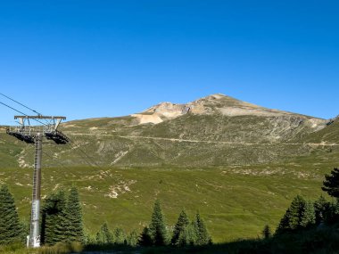 Ön planda çayırlar, arka planda Bursa 'da Uludağ, erimiş karıyla, mavi gökyüzüyle Uludağ tamamen gözler önüne serildi. Yüksek kalite fotoğraf