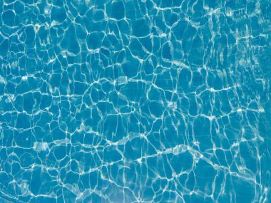 Su arka planı, dalgalarla dalgalanma ve akış. Yaz mavisi yüzme havuzu deseni. Su dalgalanması üst görünümü. Kusursuz desenli tasarım. Yüksek kalite fotoğraf