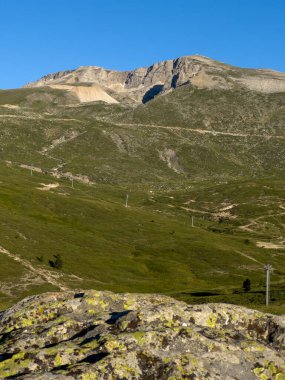 Ön planda çayırlar, arka planda Bursa 'da Uludağ, erimiş karıyla, mavi gökyüzüyle Uludağ tamamen gözler önüne serildi. Yüksek kalite fotoğraf