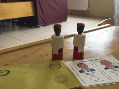 Bursa, Türkiye - 28 Mayıs 2023: Türkiye 'de yapılan seçimlerde bir erkeğin oyunu sandığa attığı yakın çekim. Yüksek kalite fotoğraf