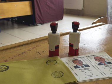 Bursa, Türkiye - 28 Mayıs 2023: Türkiye 'de yapılan seçimlerde bir erkeğin oyunu sandığa attığı yakın çekim. Yüksek kalite fotoğraf