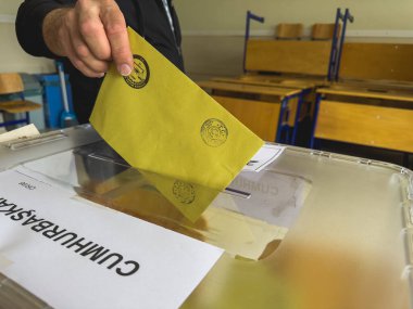 Bursa, Türkiye - 28 Mayıs 2023: Türkiye 'de yapılan seçimlerde bir erkeğin oyunu sandığa attığı yakın çekim. Yüksek kalite fotoğraf