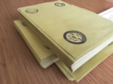 Bursa, Türkiye - 28 Mayıs 2023: Türkiye 'de yapılan seçimlerde bir erkeğin oyunu sandığa attığı yakın çekim. Yüksek kalite fotoğraf