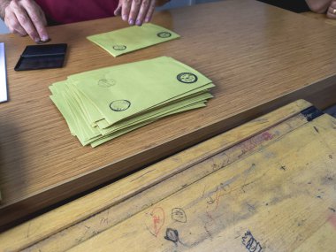 Bursa, Türkiye - 28 Mayıs 2023: Türkiye 'de yapılan seçimlerde bir erkeğin oyunu sandığa attığı yakın çekim. Yüksek kalite fotoğraf