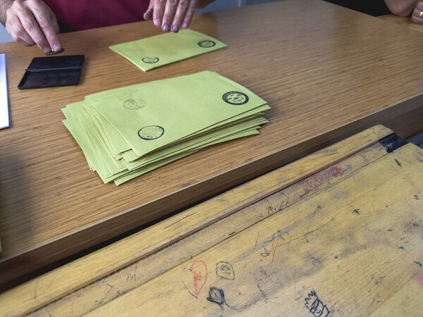 Бурса, Турция - 28 мая 2023 года: крупным планом снята рука мужчины, бросившего свой голос в урну для голосования во время выборов в Турции. Высокое качество фото