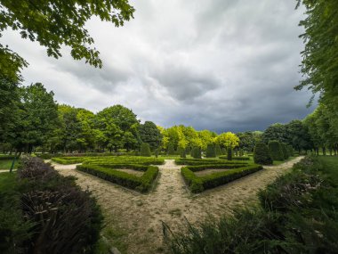 Güneşli bir günde park manzarası. - Evet. İnsanlar baharda hafta sonu etkinliği için parklarda dolaşırlar. Botanik Parkı, Bursa, Türkiye.