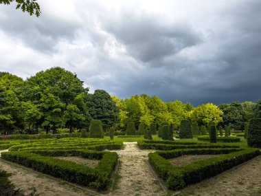 Güneşli bir günde park manzarası. - Evet. İnsanlar baharda hafta sonu etkinliği için parklarda dolaşırlar. Botanik Parkı, Bursa, Türkiye.