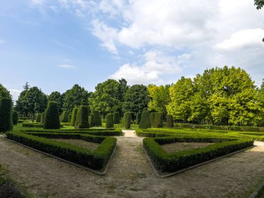 Güneşli bir günde park manzarası. - Evet. İnsanlar baharda hafta sonu etkinliği için parklarda dolaşırlar. Botanik Parkı, Bursa, Türkiye.